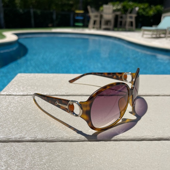 GUCCI ladies sunglasses. Tortoise frame w/ horsebit detail - Picture 3 of 7